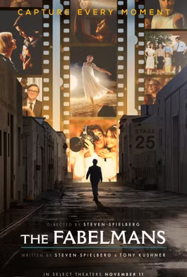 l'affiche de The Fablemans de Spielberg, film de 2022. un photomontage kitsch d'un jeune homme marchant dans les allées d'un studio hollywoodien, avec dans le ciel des pellicules de film sur lesquelles on voit des fragments de sa vie (sa daronne qui danse, son père qui sourit, lui petit avec sa familles, lui ado filmant des trucs avec son amoureuse), le tout dans des tons n&b & dorés façon boîte de chocolat