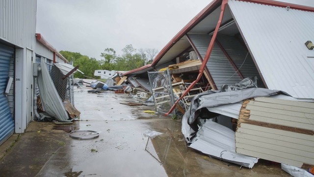 Tornado-producing storm deals deadly weather to Oklahoma and Texas