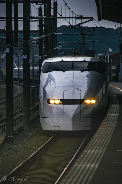 Ein Shinkansen Schnellzug bei der Enfahrt in den Bahnhof von vorne