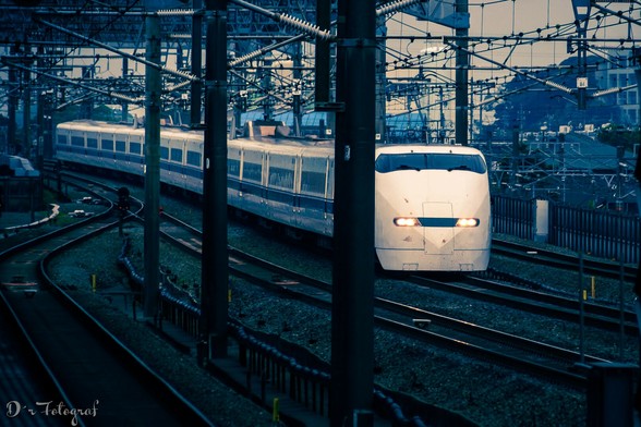 Shinkansen Hochgeschwindigkeitszug bei der Durchfahrt durch einen Bahnhof