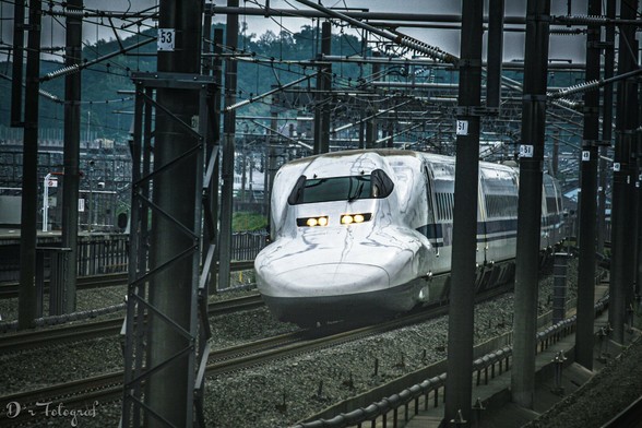Shinkansen Hochgeschwindigkeitszug bei der Durchfahrt durch einen Bahnhof