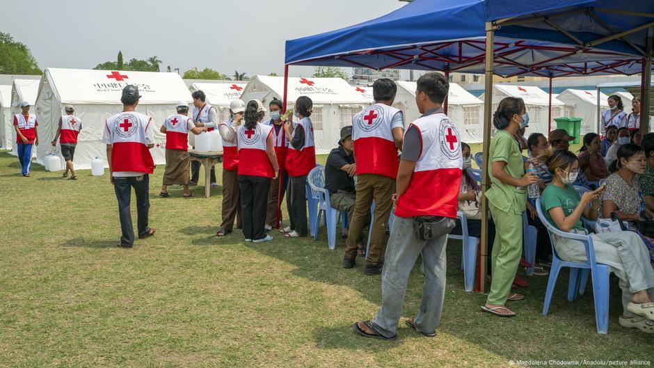 Myanmar Mandalay 2025 | Rot-Kreuz-Helfer und Hilfesuchende in einem Zeltlager nach dem Erdbeben